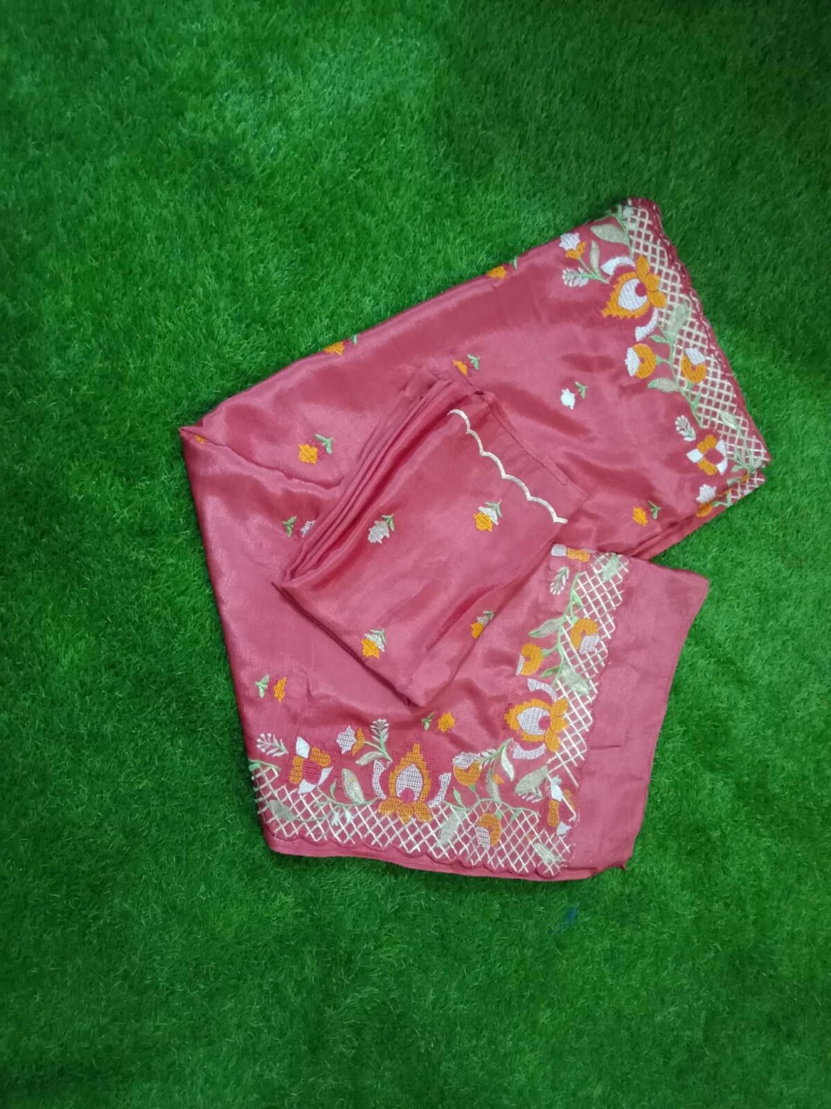 ইন্ডিয়ান বিচিত্রা সিল্কের প্রিমিয়াম এমব্রয়ডারি করা শাড়ি - Image 3