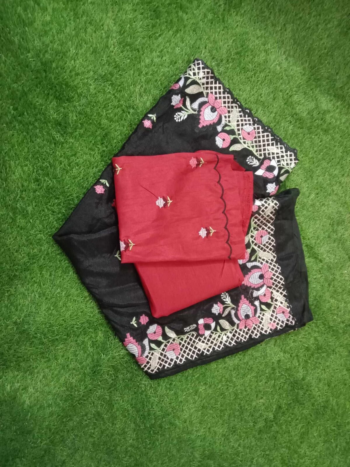 ইন্ডিয়ান বিচিত্রা সিল্কের প্রিমিয়াম এমব্রয়ডারি করা শাড়ি - Image 3