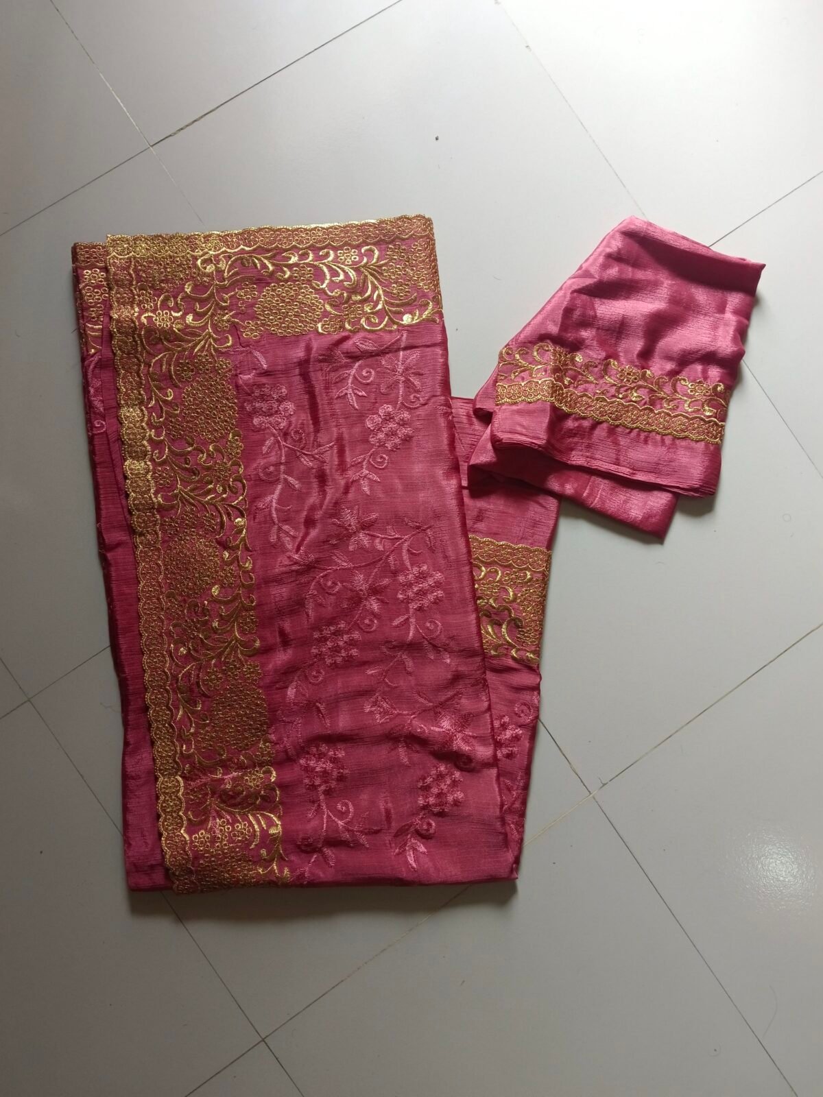 ইন্ডিয়ান  সিল্কের প্রিমিয়াম এমব্রয়ডারি করা শাড়ি - Image 3